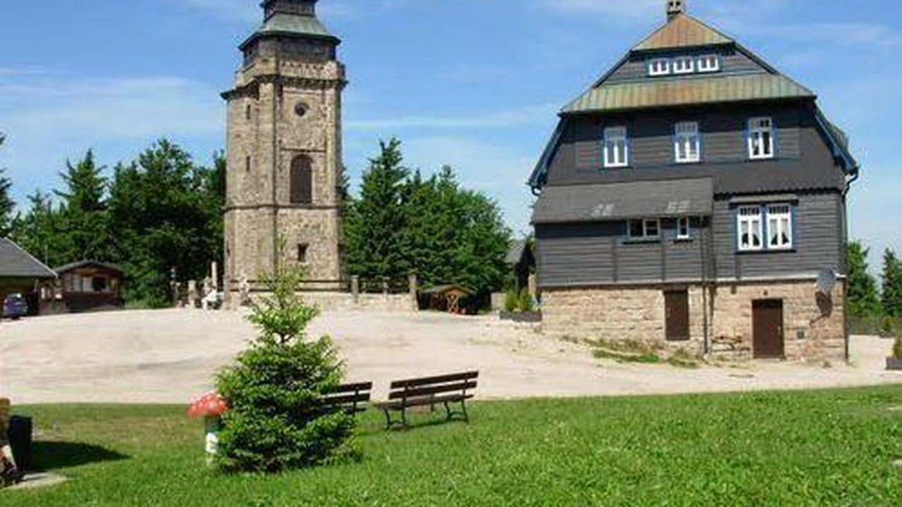 Ausflugsziel Auersbergturm mit Gasthaus (ca. 3,5 h Fußweg) Ausflugsziel Auersbergturm mit Gasthaus (ca. 3,5 h Fußweg)